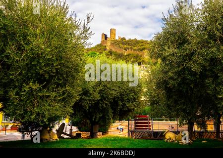Il Castello del Monte Ursino di Noli sorge sulla sommità di una collina che domina Noli. Il castello era in grado di controllare sia il mare che la costa ligure. È così Foto Stock
