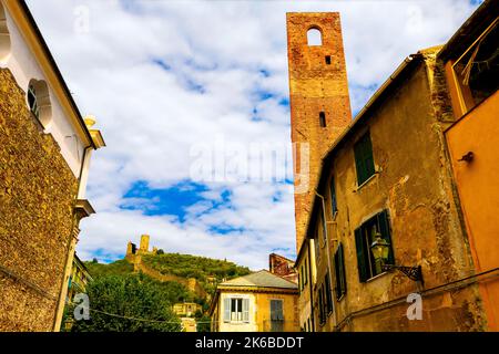 Una delle torri di Noli con il Castello di Noli sul Monte Ursino sorge in cima ad un colle. Il castello fu in grado di controllare sia il mare che il coa ligure Foto Stock