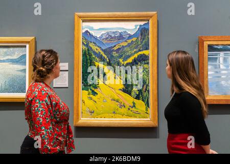 Londra Regno Unito. 13 ottobre 2022 . Ferdinand Hodler, la Valle di Kien con il massiccio Bluemlisalp, 1902. Photocall alla Galleria Nazionale per la nuova acquisizione della Valle di Kien con il massiccio Bluemlisalp, il primo dipinto dell'artista svizzero Ferdinand Hodler in una collezione pubblica inglese. Credit: amer Ghazzal/Alamy Live News. Foto Stock