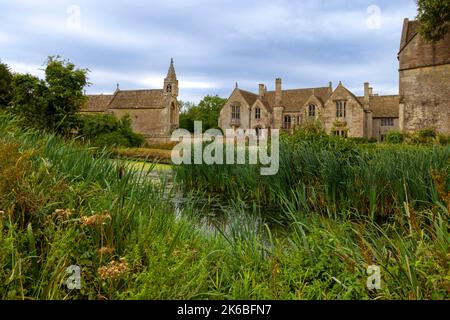 Great Chalfield Manor House con All Saints Church a Great Chalfield, Wiltshire, Inghilterra, Regno Unito. Foto Stock