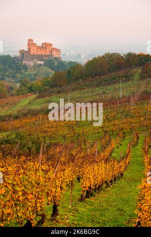 Parma, Italia,13.10.2022: Il famoso Castello di Torrechiara con vigneti dai colori autunnali Foto Stock