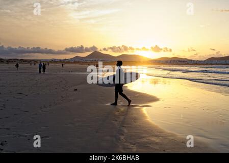 Body surfer a Famara Beach, Famara Mountains, la Caleta de Famara, Lanzarote Island, Isole Canarie, Spagna, Europa - 9th settembre 2022 Foto Stock