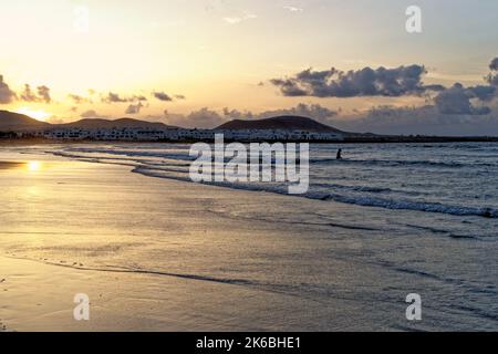 Body surfer a Famara Beach, Famara Mountains, la Caleta de Famara, Lanzarote Island, Isole Canarie, Spagna, Europa - 9th settembre 2022 Foto Stock