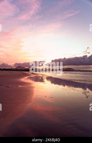 Tramonto a Famara Beach. Lanzarote Isole Canarie Caleta de Famara, Famara Beach Windsurf e surf spiaggia alla luce della sera. Foto Stock