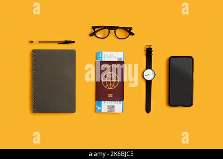 Flat Lay Shot di Business Travel Accessori su sfondo giallo Foto Stock