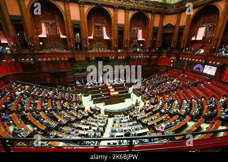 Durante la sessione inaugurale del Parlamento italiano alla Camera dei deputati del 13 ottobre 2022 a Roma. Foto Stock