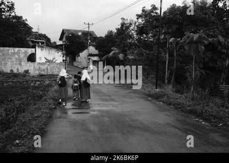 Cikancung, West Java, Indonesia - 05 Ottobre, 2022 : Foto monocromatiche, foto dei bambini che camminano a scuola Foto Stock