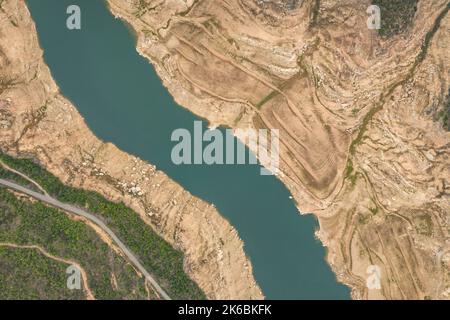 Veduta aerea del bacino di Rialb quasi asciutto durante la siccità del 2022 (la Noguera, Lleida, Catalogna, Spagna) ESP: Vista aérea del embalse de Rialb Foto Stock