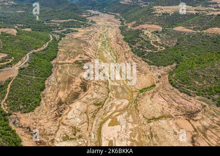 Veduta aerea del bacino di Rialb quasi asciutto durante la siccità del 2022 (la Noguera, Lleida, Catalogna, Spagna) ESP: Vista aérea del embalse de Rialb Foto Stock