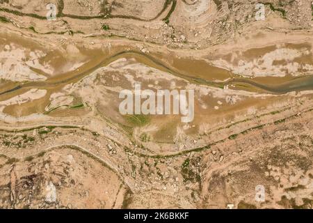 Veduta aerea del bacino di Rialb quasi asciutto durante la siccità del 2022 (la Noguera, Lleida, Catalogna, Spagna) ESP: Vista aérea del embalse de Rialb Foto Stock