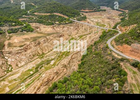 Veduta aerea del bacino di Rialb quasi asciutto durante la siccità del 2022 (la Noguera, Lleida, Catalogna, Spagna) ESP: Vista aérea del embalse de Rialb Foto Stock