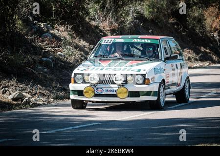 Novella, Corsica, Francia - 7th ottobre 2022: Laurent Toussaint e Patrick Pelletier si sfidano nella loro Fiat Ritmo nel Tour de Corse Historique 2022. Foto Stock