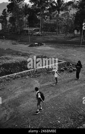 Cikancung, West Java, Indonesia - 05 Ottobre, 2022 : Foto monocromatiche, foto dei bambini che camminano a scuola Foto Stock