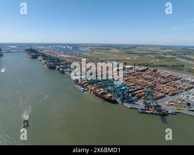 Anversa, 9th agosto 2022, Belgio. Il porto di Anversa, il più grande porto marittimo del Belgio, il secondo porto più grande d'Europa dopo Rotterdam. Industriale Foto Stock