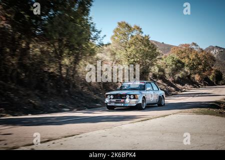 Novella, Corsica, Francia - 7th ottobre 2022: Arnaud Labessouille e Hadrien Folliot gareggiano nella loro BMW 323i nel 2022 Tour de Corse Historique. Foto Stock