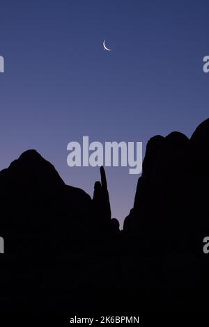 Venere in congiunzione con una luna crescente in calo sulle formazioni di arenaria vicino a Moab, Utah al crepuscolo mattutino. Foto Stock