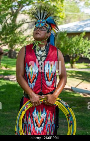 Ritratto di una ballerina Navajo native americana in regalia in occasione di un festival a Moab, Utah. Foto Stock