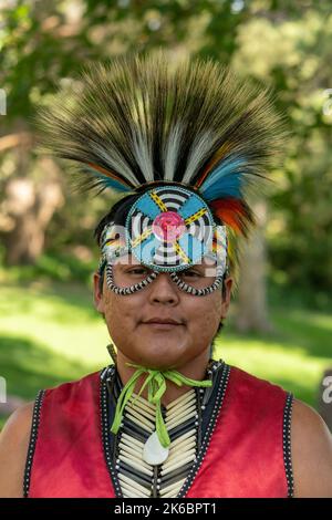 Ritratto di una ballerina Navajo native americana in regalia in occasione di un festival a Moab, Utah. Foto Stock