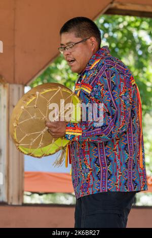 Navajo cantante dei nativi americani e batterista tradizionale con tamburo a mano in un festival a Moab, Utah. Foto Stock