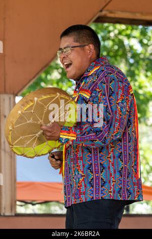 Navajo cantante dei nativi americani e batterista tradizionale con tamburo a mano in un festival a Moab, Utah. Foto Stock