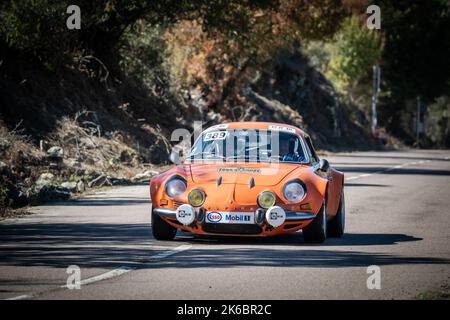 Novella, Corsica, Francia - 7th ottobre 2022: Benoit Vergnet e Xavier Nasica gareggiano nella loro Alpine A110 nel Tour de Corse Historique 2022. Foto Stock