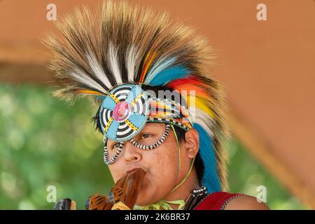 Navajo ballerina di canestro degli Indiani d'America in regalia che suona un doppio flauto in un festival a Moab, Utah. Foto Stock