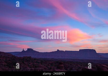 Nuvole pastello al tramonto sulla Torre di Castleton / Castle Rock, la canonica e il sacerdote e le monache vicino a Moab, Utah. La formazione rocciosa Madre superiore è una Foto Stock