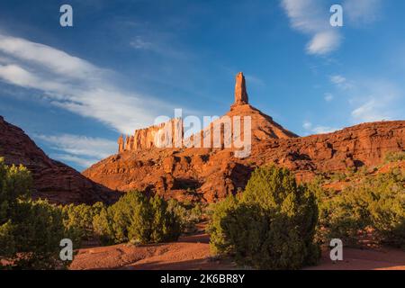 The Priest & Nuns / Rettoria, a sinistra, e Castle Rock o la Castleton Tower, formazioni rocciose di arenaria vicino a Moab, Utah. Foto Stock