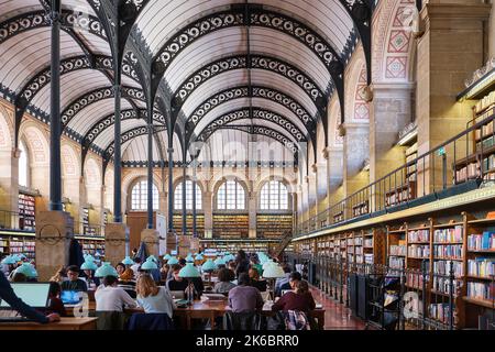 Sala di lettura della Biblioteca di Sainte Genevieve a Parigi, interuniversitaria e biblioteca pubblica nel cuore del quartiere Latino. Architetto Henri Labrou Foto Stock