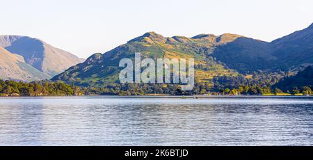 Tramonto sul lago Ullswater nel Lake District, una regione e parco nazionale in Cumbria, nel nord-ovest dell'Inghilterra Foto Stock