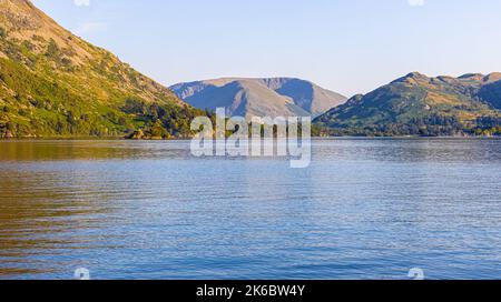 Tramonto sul lago Ullswater nel Lake District, una regione e parco nazionale in Cumbria, nel nord-ovest dell'Inghilterra Foto Stock