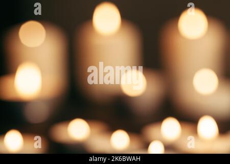 Candele di sbavatura su vetro decorativo. Sfondo scuro. Sfocatura Foto Stock