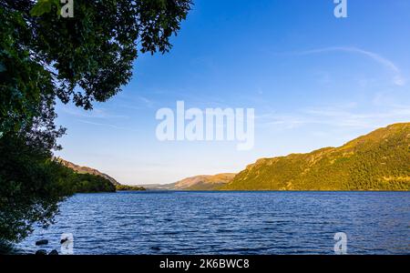 Tramonto sul lago Ullswater nel Lake District, una regione e parco nazionale in Cumbria, nel nord-ovest dell'Inghilterra Foto Stock