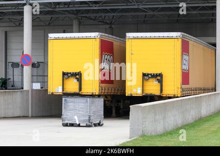 Billund, Danimarca - 14 maggio 2016: Camion LEGO e magazzino. LEGO è una linea di giocattoli da costruzione in plastica prodotti dal Gruppo Lego Foto Stock