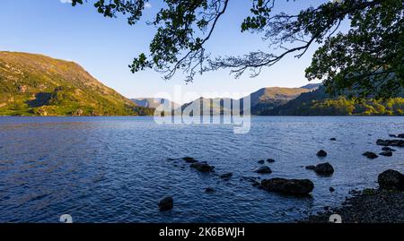 Tramonto sul lago Ullswater nel Lake District, una regione e parco nazionale in Cumbria, nel nord-ovest dell'Inghilterra Foto Stock