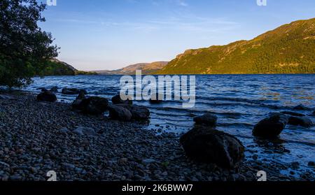 Tramonto sul lago Ullswater nel Lake District, una regione e parco nazionale in Cumbria, nel nord-ovest dell'Inghilterra Foto Stock