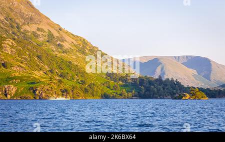 Tramonto sul lago Ullswater nel Lake District, una regione e parco nazionale in Cumbria, nel nord-ovest dell'Inghilterra Foto Stock