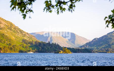 Tramonto sul lago Ullswater nel Lake District, una regione e parco nazionale in Cumbria, nel nord-ovest dell'Inghilterra Foto Stock