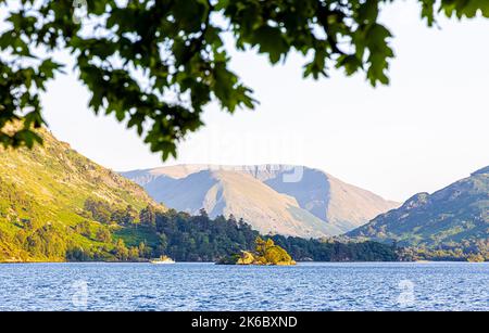 Tramonto sul lago Ullswater nel Lake District, una regione e parco nazionale in Cumbria, nel nord-ovest dell'Inghilterra Foto Stock