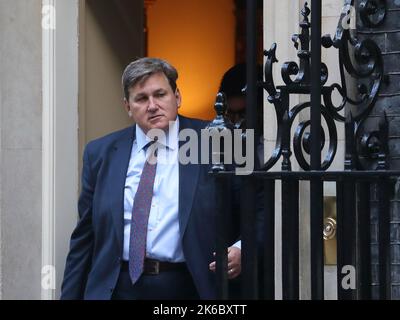 Londra, Regno Unito. 11th Ott 2022. Il segretario all'istruzione Kit Malthouse lascia Downing Street n. 10 dopo la riunione settimanale del gabinetto. Foto Stock