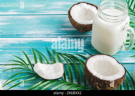 Layout creativo composto da noci di cocco e foglie tropicali. Concetto di cibo Foto Stock