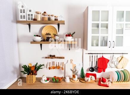 Bella cucina moderna bianca con decorazioni natalizie Foto stock - Alamy