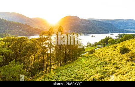 Tramonto sul lago Ullswater nel Lake District, una regione e parco nazionale in Cumbria, nel nord-ovest dell'Inghilterra Foto Stock