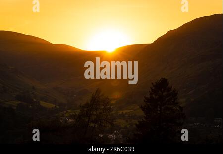 Tramonto sul lago Ullswater nel Lake District, una regione e parco nazionale in Cumbria, nel nord-ovest dell'Inghilterra Foto Stock