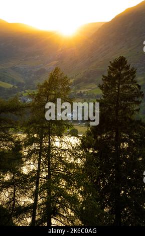 Tramonto sul lago Ullswater nel Lake District, una regione e parco nazionale in Cumbria, nel nord-ovest dell'Inghilterra Foto Stock