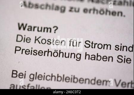 Amburgo, Germania. 27th Set, 2022. Le parole "costo dell'elettricità" e "aumento dei prezzi" possono essere lette nella lettera di un fornitore di elettricità ai suoi clienti. Credit: Jonas Walzberg/dpa/Alamy Live News Foto Stock