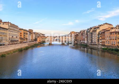 FIRENZE, 12 SETTEMBRE 2018: Il Ponte Vecchio è un ponte sul fiume Arno, costruito nel 1345. Foto Stock