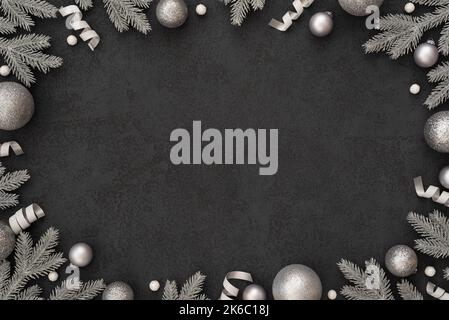 Sfondo Natale nero con una cornice ovale di ornamenti di Natale in argento glitter Foto Stock