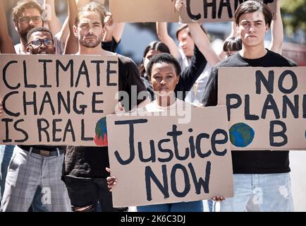 Creare il mondo in cui vogliamo vivere, un gruppo di giovani che protestano contro il cambiamento climatico. Foto Stock