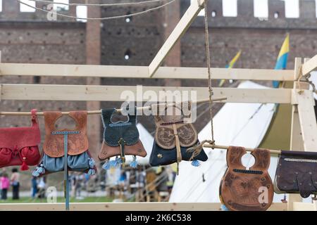 borse d'epoca fatte a mano nel mercato medievale Foto Stock